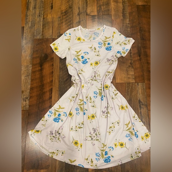 LuLaRoe Dresses & Skirts - Lularoe white floral flowy Jesse dress size XS